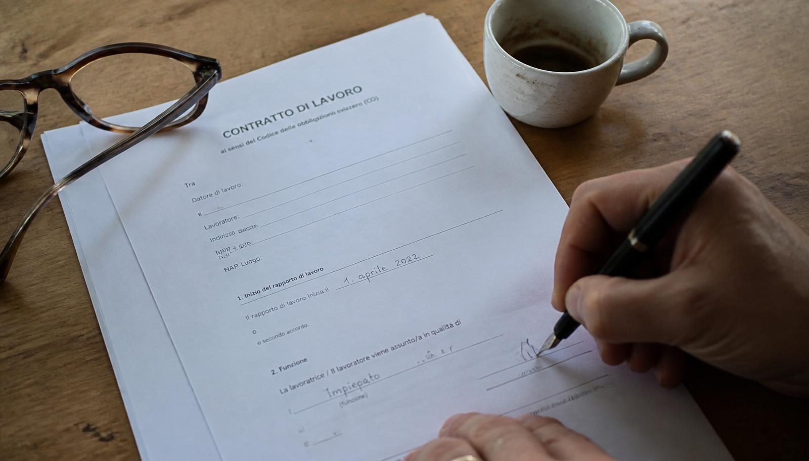 Contratto di lavoro per personale domestico firmato su un tavolo